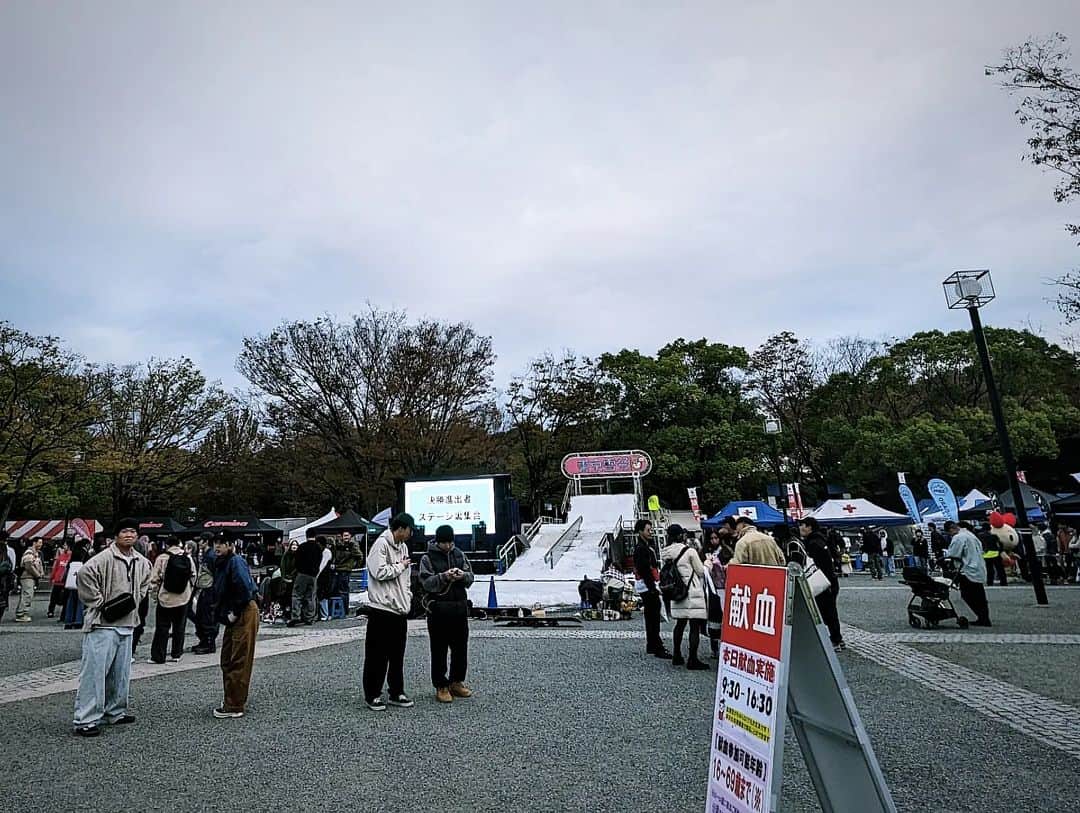 磯部正文さんのインスタグラム写真 - (磯部正文Instagram)「東京雪祭2023 大都会に雪  かっこいいライダーいっぱいいたな スノーバンクの皆様＆ダゼくん＆観に来てくれた皆様 ありがとうございました ジーフリのライブ 飛び入りの市川パイセン  沢山の子供たち ピースフルでした ⁡ ⁡今日も献血のご協力をよろしくお願いします」11月12日 9時54分 - masafumiisobe