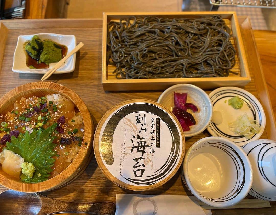 齊藤夢愛さんのインスタグラム写真 - (齊藤夢愛Instagram)「奥松島　クラブハウス🏝️ . 奥松庵　【木桶寿司海苔そばセット】 . 庭園を見ながら素敵な空間の中で頂く海苔そばと木桶寿司。 お蕎麦はコシがしっかりしていて香りも良く、木桶寿司は漬けたお刺身の美味しいこと😭 1番下に敷かれた、甘めに焼いた玉子焼きと一緒に口に運べば…んも〜幸せ🥹❤️ . 個室がとっても素敵だったので、大切なお食事等にもおすすめ。もちろん個室ではなくても広々とした落ち着いた空間で、とっても居心地が良いお店です^ ^ . しかもここ、天ぷらもほんっっとに美味しいのよ‼️‼️ みんなに行ってほしい！ .  PR @om_clubhouse #松島グルメ #宮城グルメ #奥松島 #そば #蕎麦 #松島 #奥松島クラブハウス #宮城そば」11月12日 9時46分 - yuadayoo