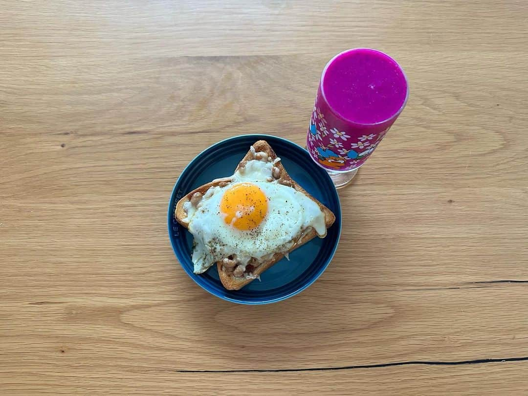 村上佳菜子のインスタグラム：「🍳🍞 おはようの朝ごはん。 本日は、『味噌納豆トースト』  つけて味噌かけて味噌とマヨを混ぜて トーストに塗って少しトーストする 納豆に付属の醤油入れて乗せる チーズ乗せてトーストしっかりやる 別で焼いた卵焼き乗せる ブラックペッパーする 完成  結構多めに味噌とマヨやった方が美味い😋  ジュースは、バナナとドラゴンフルーツと甘酒🍹 PINKかわいい♡ . . . #朝ごはん #トースト #morning  . . #막스타그램　#맛스타그램　#美味しい #맛있다 #맛집　#オススメ #figureskate #figureskater #skate #skater #olympian #tagsforlikes #followme  #我的最愛 #照片  #请关注一下 #팔로우미 #팔로우환영　#일상　#94년생　#데일리」