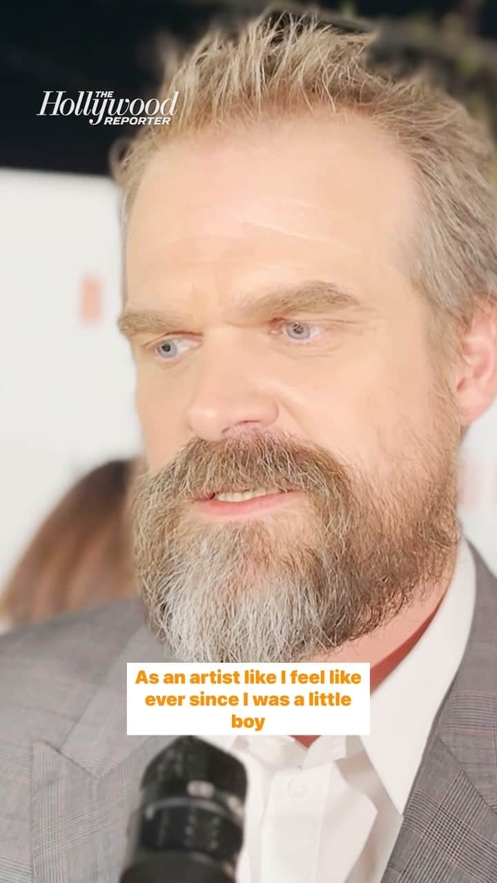 ハリウッド・リポーターのインスタグラム：「#DavidHarbour explains how his work as an actor compelled him to donate $100,000 to Feeding America and become Giving Ambassador at this year’s #BoxLunchHolidayGala」