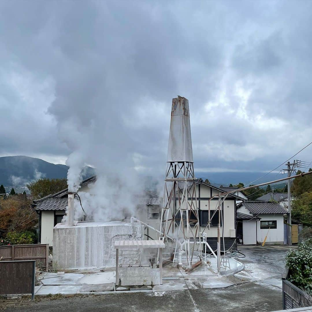 福田利之のインスタグラム：「今日の湯布院は少し寒くて束の間から見える風景が雪景色ようです。 午前中は馬車に乗って、午後からカフェラリューシュにて在廊しています。 ぜひお立ち寄りください。 湯布院駅では山下哲さんおすすめのおかゆさんの展覧会も開催中です。 #cafelaruche  #由布院辻馬車」