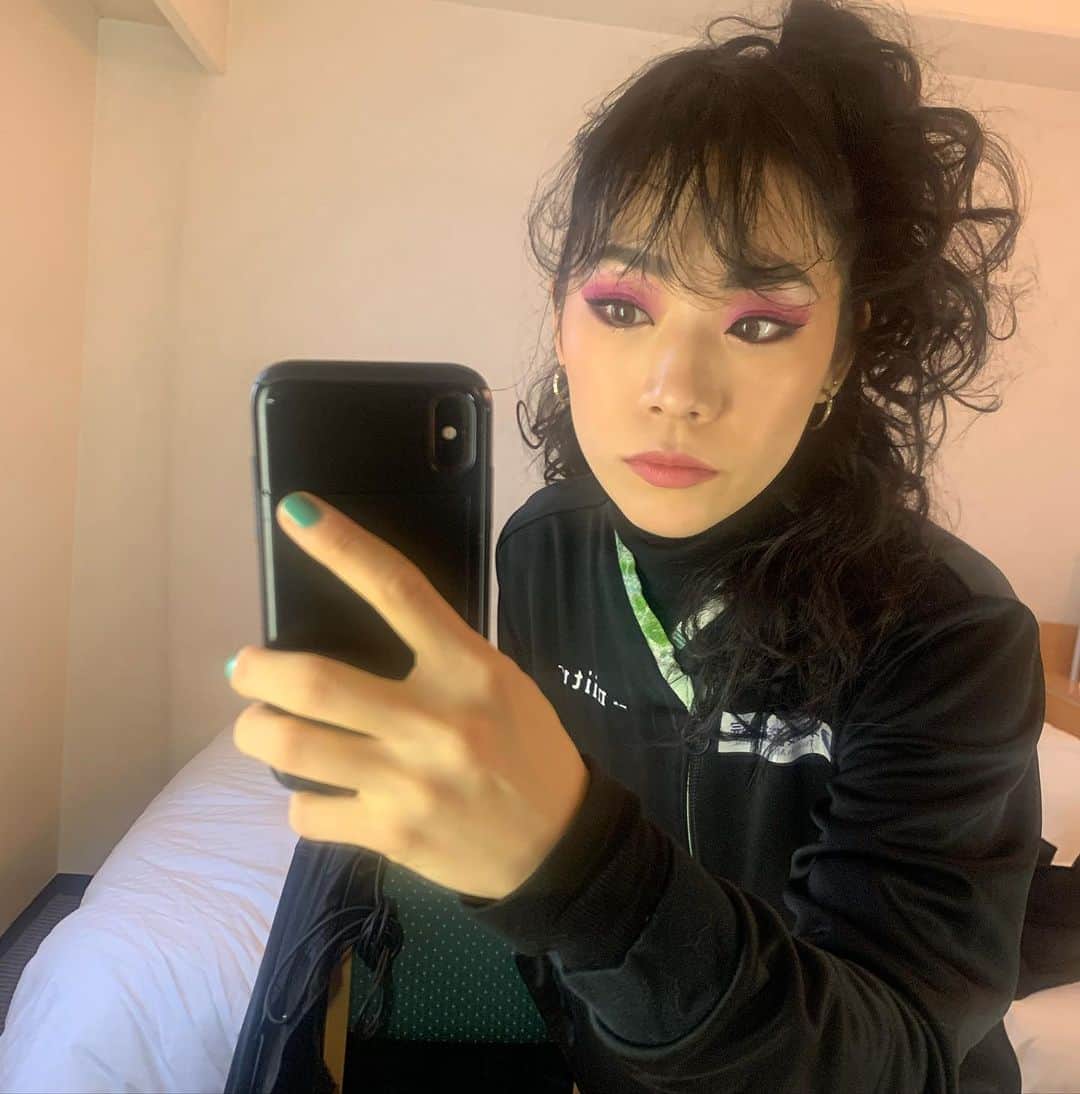 小松原美里のインスタグラム：「Leaves turning gold 🍁☕️🧘」