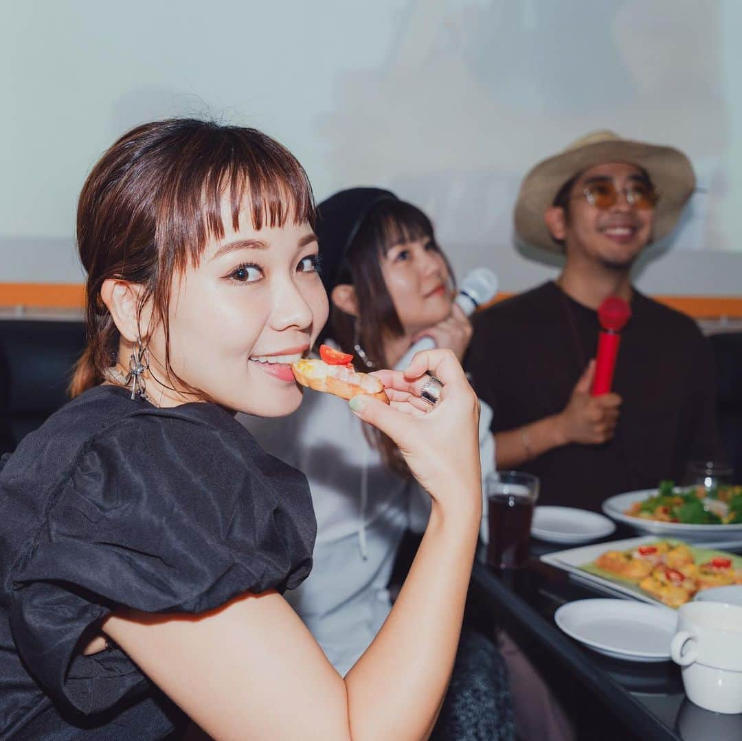 MAIKO のインスタグラム：「ゆんたくが好きだから居酒屋とかバーが多くなるんだけど🍸 久しぶりにカラオケも行きたいなぁ〜🎤☁️  カラオケで絶対歌うのは 嬉しくって抱き合うよ / YUKI  みんなは何歌う🎤？  #コメントにどうぞ📝 #sevenoops #3枚目の写真好き🫰 #たくましい二の腕はもうチャームポイントでもある💪」