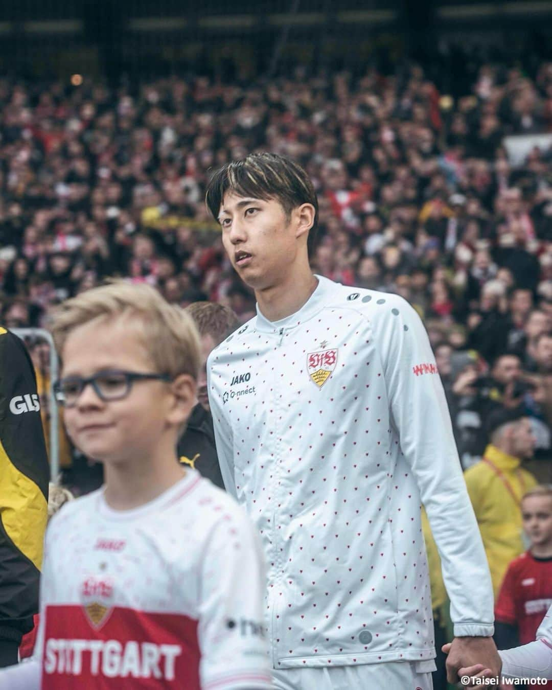 Goal Japanさんのインスタグラム写真 - (Goal JapanInstagram)「⚪️ #伊藤洋輝 が同点弾の起点に！🔴 4位 ドルトムントとの上位対決で逆転勝利を収めた3位の #シュトゥットガルト。 36分に先制されるが、42分に伊藤のロングフィードを起点に #ウンダブ が同点ゴールを奪い同点に追いつく。 さらに終盤にはエースの #ギラシ がPKを決め逆転、今季リーグ戦 8勝目を挙げた。(Photo: Taisei Iwamoto)  #soccer #football #bundesliga #vfbstuttgart #stuttgart #VfB #hirokiito #サッカー #フットボール #ブンデスリーガ #⚽️」11月12日 10時00分 - goaljapan