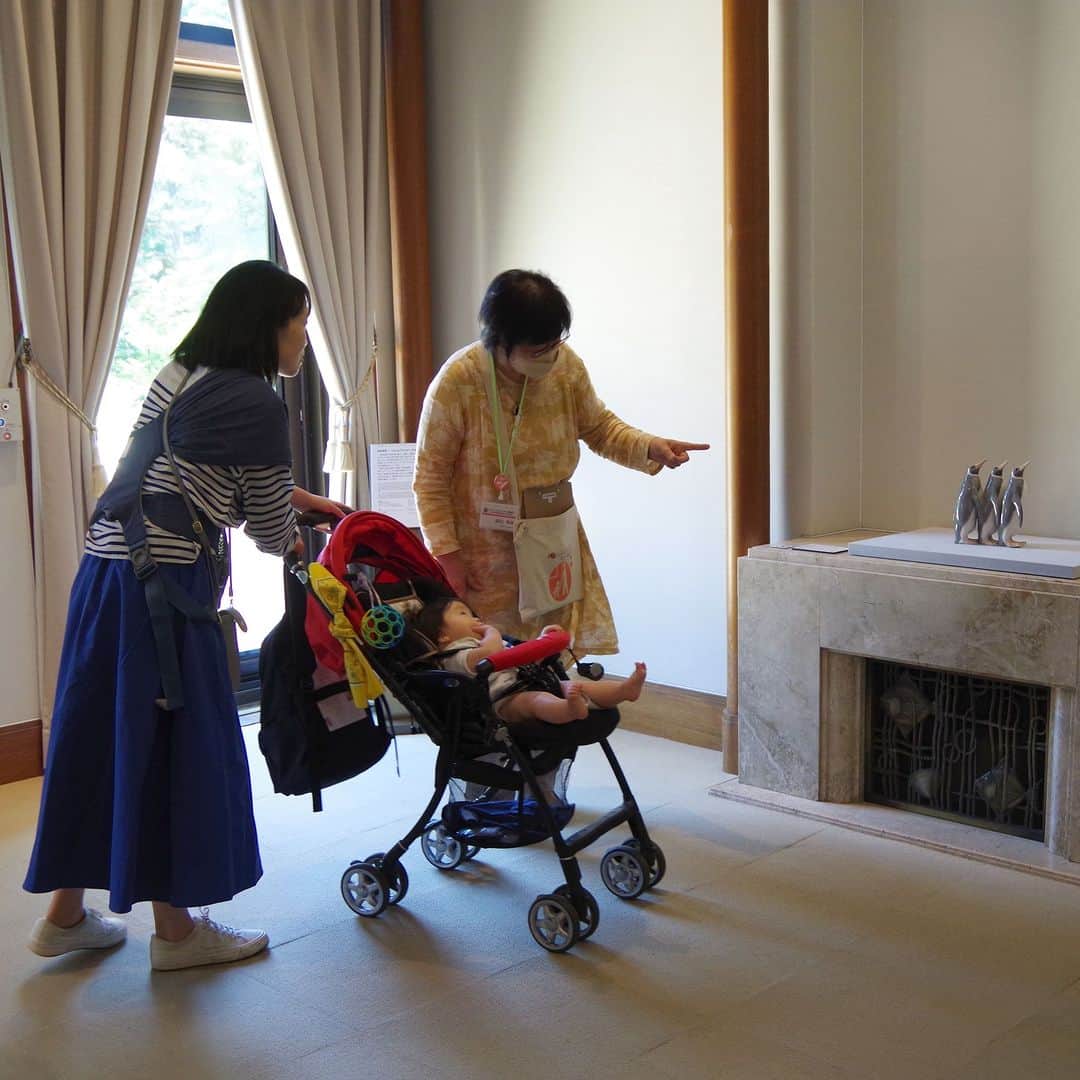 東京都庭園美術館のインスタグラム：「📣👨‍👩‍👦ベビーアワー開催👨‍👩‍👧📣11月22日のフラットデーは赤ちゃんとご家族も来館しやすい「ベビーアワー」です。  10～14時は本館内にベビーカーのまま入ることができます。ぜひご来館ください！  ※ご来館にはオンラインチケットのご予約・ご購入が必要です。 詳細はこちらhttps://www.teien-art-museum.ne.jp/visit/gallery-day/  #東京都庭園美術館 #旧朝香宮邸 #庭園 #東京 #tokyometropolitanteienartmuseum #teienartmuseum #garden #tokyo #tokyomuseum」