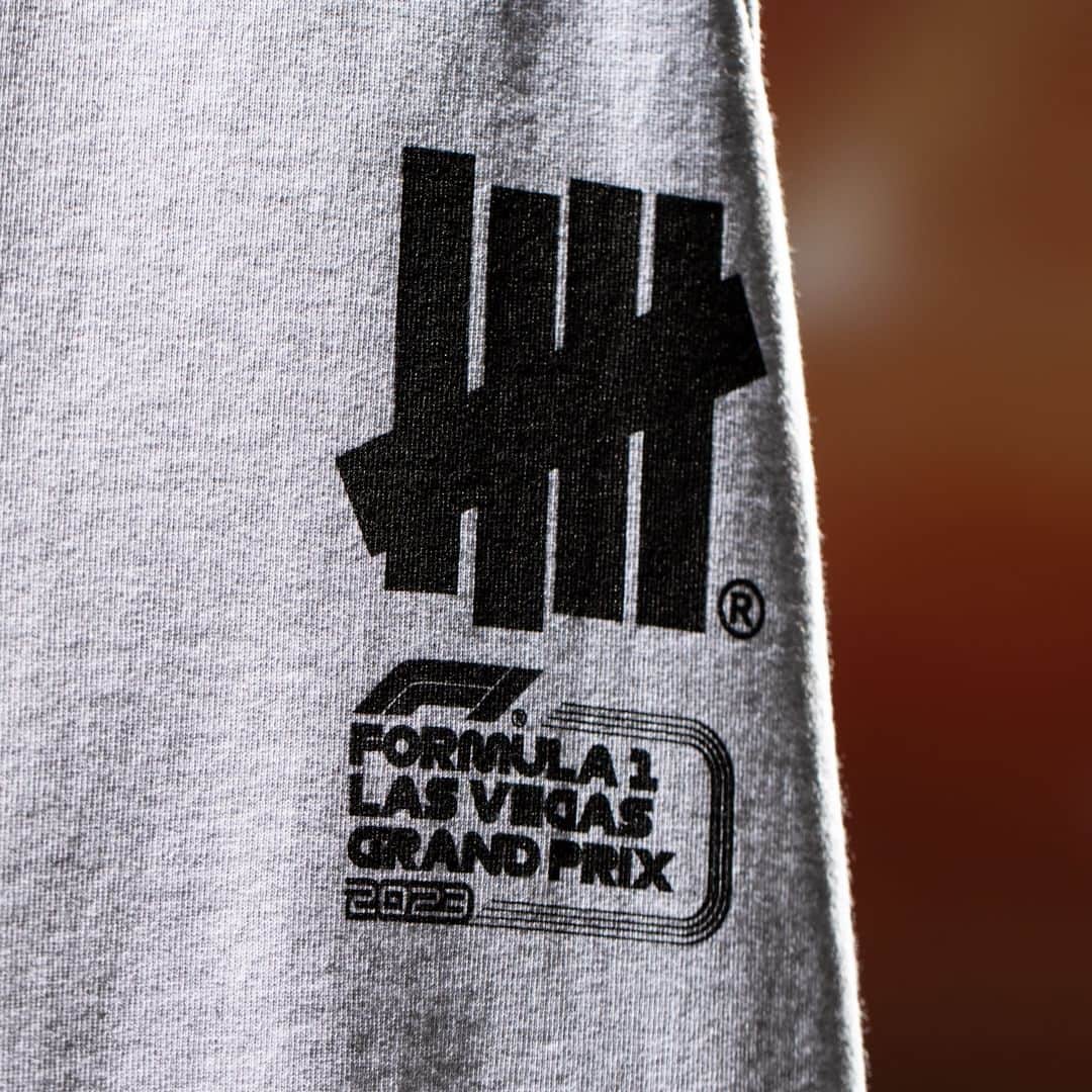 UNDFTDさんのインスタグラム写真 - (UNDFTDInstagram)「UNDEFEATED x Formula 1 Las Vegas Grand Prix  The UNDEFEATED x F1 LVGP Logo Sweatpant and Lockup Sweatpant are both made of a brushback fleece with adjustable waistband and soft-hand screen printed UNDEFEATED x F1 logo lockups. The Logo Sweatpant is available in Black, and the Lockup Sweatpant is available in Ash.  Available Monday, 11/13 at 11am at all UNDEFEATED Chapter Stores and 8am PST at Undefeated.com」11月12日 10時00分 - undefeatedinc