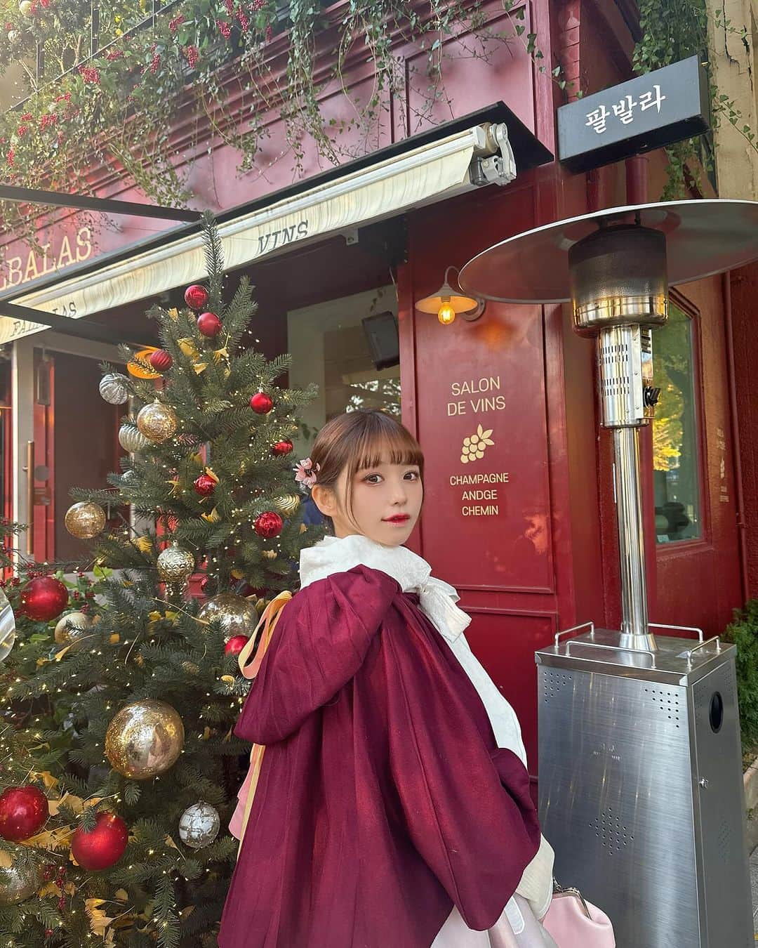 深澤翠のインスタグラム：「韓国もすっかりクリスマス仕様でした🎄  どうしてこの季節って こんなに心が踊るのでしょうね♥️  @moahanbok のチマチョゴリに @lolita_baroque_official のケープ(未発売)を合わせています♥️  1789のアントワネットのお忍びスタイルみたいで テンションが上がりますわ🌹  #韓国旅行 #韓国ファッション #チマチョゴリ #baroqueofficial #景福宮」