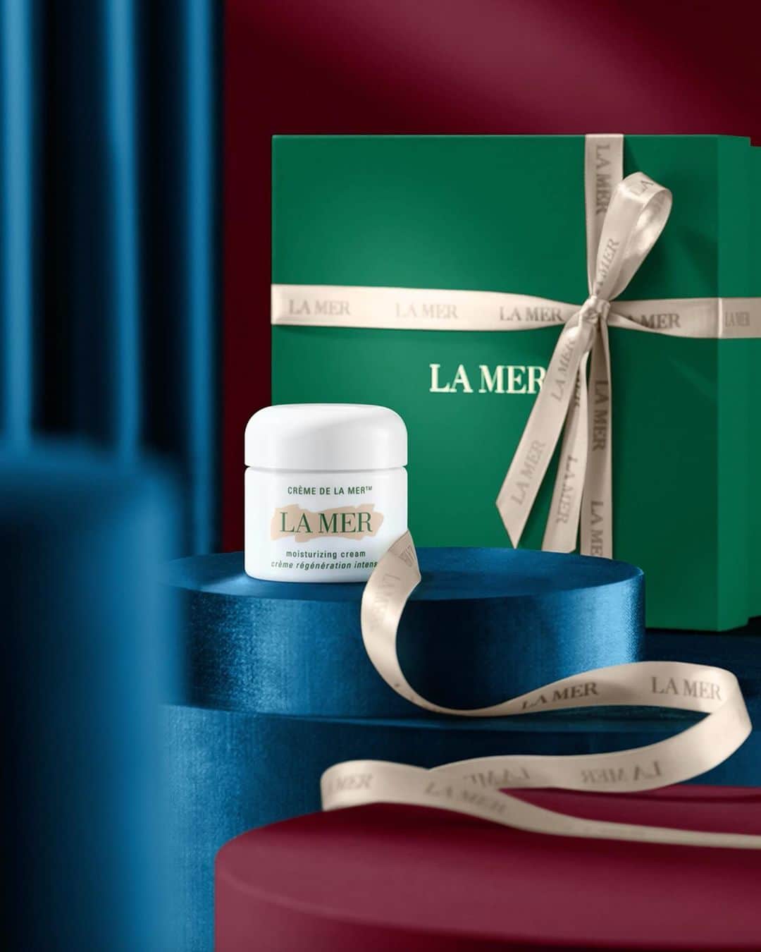 ドゥラメールのインスタグラム：「Shop Singles' Day and receive indulgent gifts from La Mer.  #LaMer #LaMerSkincare #CremedelaMer」