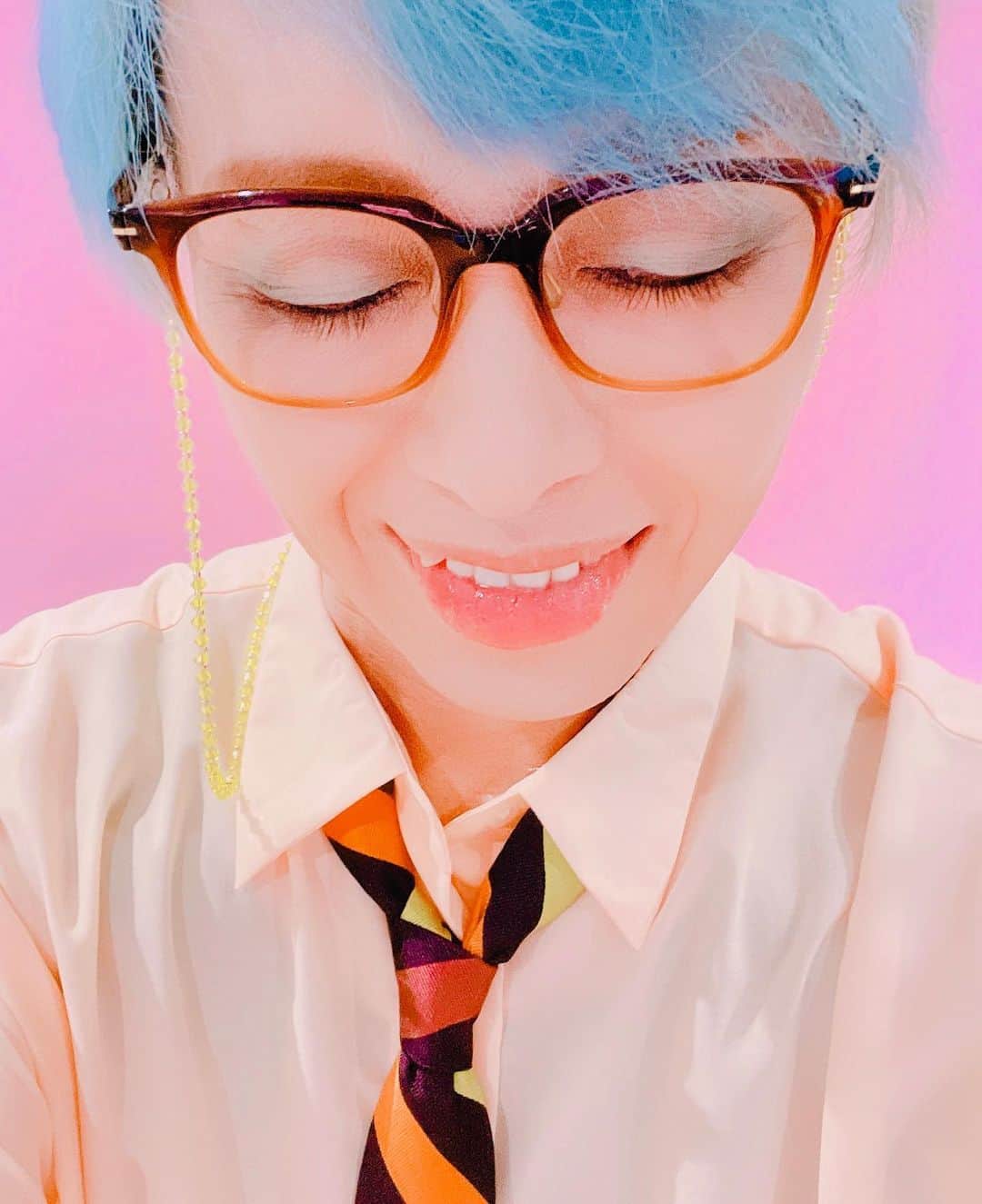 IZAMのインスタグラム：「G  Morning World.🌎✨  Have a wonderful day today too. And may you take one step closer to your dreams. ✌️☺️🥀  #SHAZNA #shazna #IZAM #izam #音楽好きな人と繋がりたい」