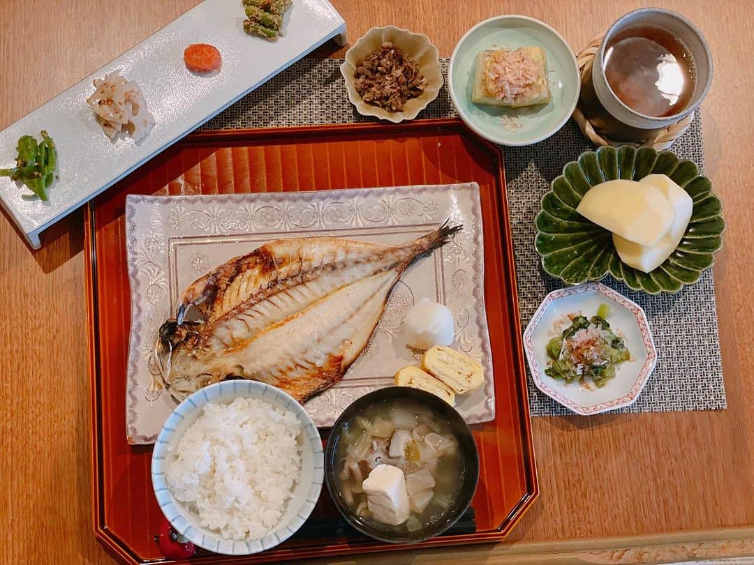 英玲奈さんのインスタグラム写真 - (英玲奈Instagram)「#今日の朝ご飯 夫が海外出張から戻ったので、 #和定食　を。 娘も大人と同じものも食べる様にし始めているので、 副菜やお魚は同じものを☺️ 温かいお茶や汁物がしみる季節になってきましたね。 #ていねいな暮らし #季節を感じる暮らし#からだにいいこと#料理 #からだにやさしいごはん #おうちごはん#家族の健康守りたい#10年後の健康の為に#無添加#無化調#オーガニック#低gi #美腸活#趣味生活#料理家#erenakitchen #娘#daughter#2歳11ヶ月#女の子ママ#girlmom#女の子幼児#girlbaby#親バカ部#毎日が特別#子供のいる生活#ていねいな子育て」11月12日 10時01分 - erena_erenyan