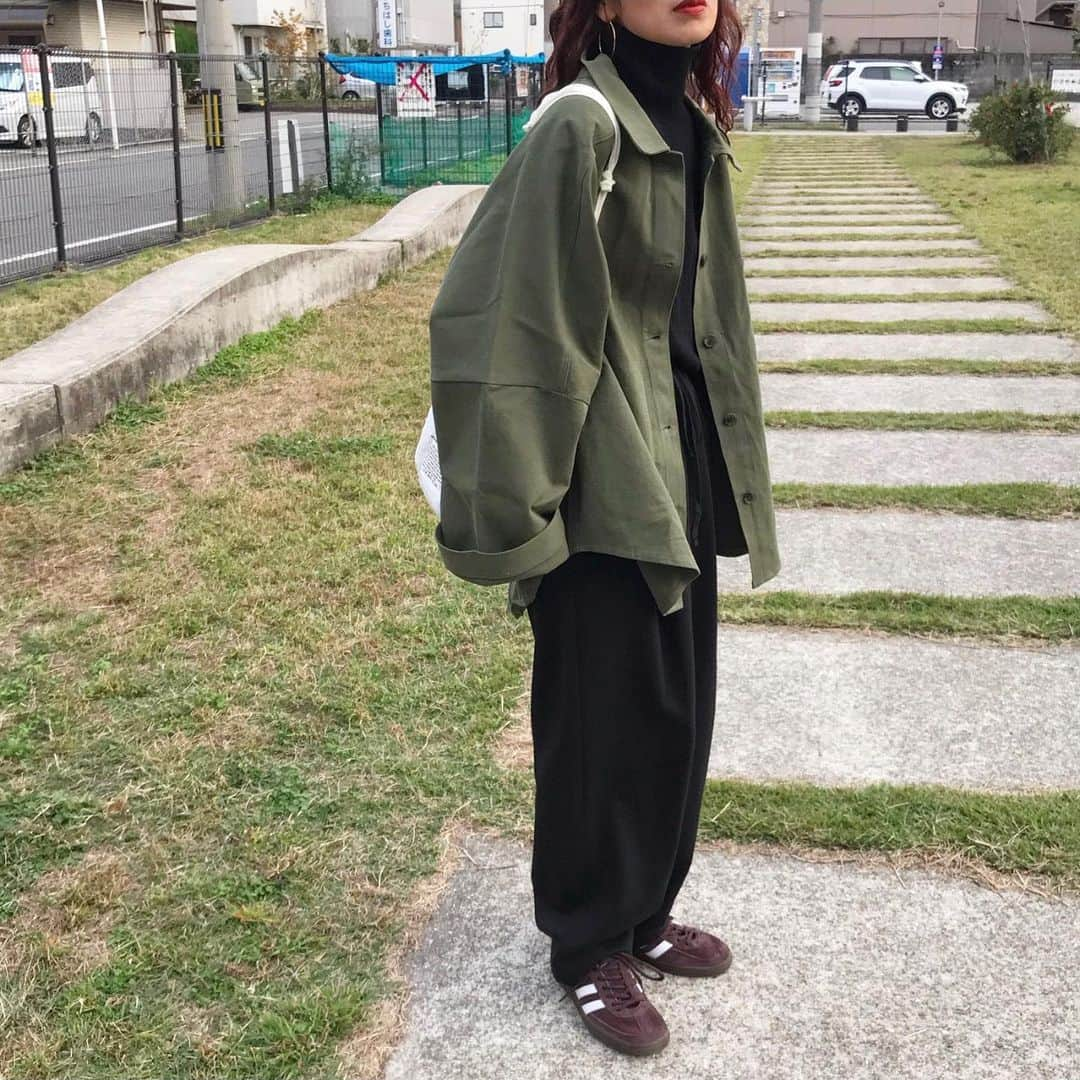 kumikaさんのインスタグラム写真 - (kumikaInstagram)「@nugu_klee お気に入りの、 ヴィンテージカバージャケット/khaki （original）ルーズフィットジャージーストリングパンツ/black  ブラック、カーキ、ブラウン👟好きな色の組み合わせ🍂🍂  たっぽり羽織れて、古着のような素材感が可愛いカバージャケット🧥💓  @nugu_klee  先月の人気商品15%offや、ポッキーの日イベントなど、引き続き全商品対象でお得な価格になってるので、ぜひチェックしてみてください💕 . . . . outer.pants @nugu_klee  tops#uniqlou bag @authen_japan  shoes#adidas#adidasspezial  . . . . #ミリタリージャケット#military#ミリタリーコーデ#カバーオール#ジャージパンツ #adidasshoes #ブラウンコーデ#古着女子 #vintage#タートルネック#ユニクロコーデ  #tbt#ootd#instafashion#outfit#ママコーデ」11月12日 10時04分 - kumika_iiio2