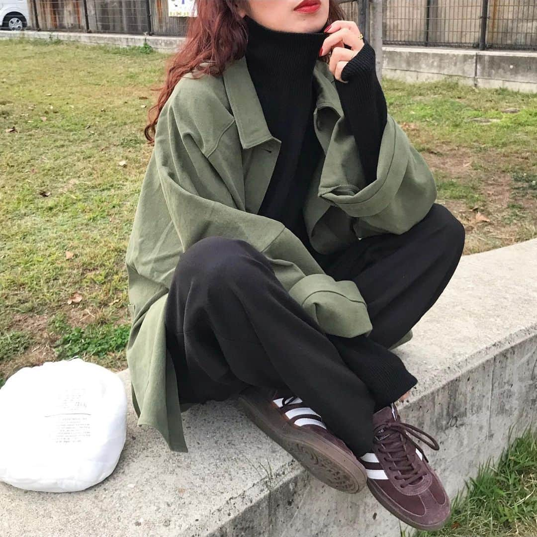 kumikaさんのインスタグラム写真 - (kumikaInstagram)「@nugu_klee お気に入りの、 ヴィンテージカバージャケット/khaki （original）ルーズフィットジャージーストリングパンツ/black  ブラック、カーキ、ブラウン👟好きな色の組み合わせ🍂🍂  たっぽり羽織れて、古着のような素材感が可愛いカバージャケット🧥💓  @nugu_klee  先月の人気商品15%offや、ポッキーの日イベントなど、引き続き全商品対象でお得な価格になってるので、ぜひチェックしてみてください💕 . . . . outer.pants @nugu_klee  tops#uniqlou bag @authen_japan  shoes#adidas#adidasspezial  . . . . #ミリタリージャケット#military#ミリタリーコーデ#カバーオール#ジャージパンツ #adidasshoes #ブラウンコーデ#古着女子 #vintage#タートルネック#ユニクロコーデ  #tbt#ootd#instafashion#outfit#ママコーデ」11月12日 10時04分 - kumika_iiio2