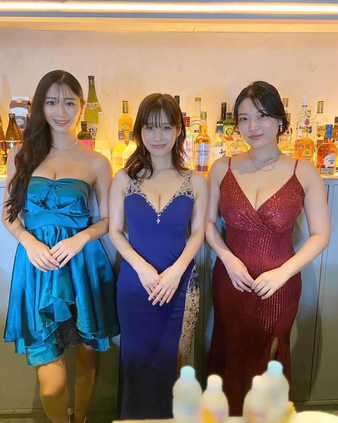 のインスタグラム：「昨日はグラビディア２周年記念YouTube LIVE 「スナックぐらびでぃあ」をご覧頂いた皆様、コメントもたくさんありがとうございました🙇‍♂️❤️ 素敵なドレスも着させて頂きました✨👗 斎藤恭代ちゃん @yasuyon4 と風吹ケイちゃん @kei_fubuki_ と📸 みんなでお酒を飲みながら、ファンの皆様ともたくさん交流することができて楽しくて本当にあっという間の時間でした😳🌸 グラビアトークもたくさんできて楽しかったなぁ💕」