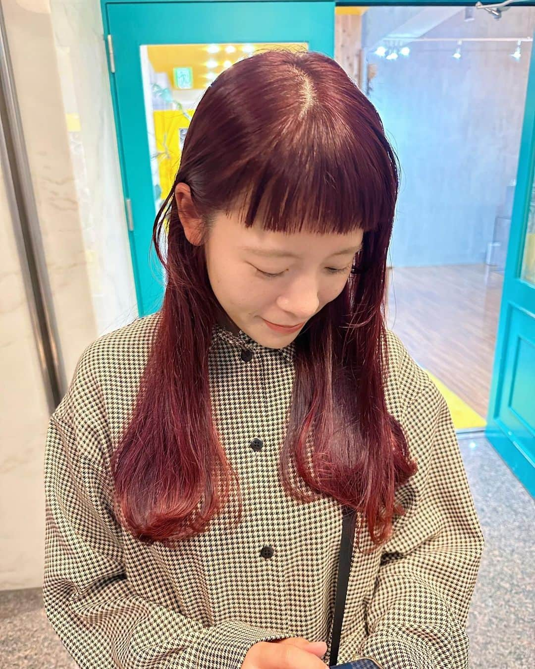 末次尚子のインスタグラム：「short bangと赤髪がトレードマーク❤️ @yama_shiori_ 🏔️  #switchnao #switchhairfukuoka」