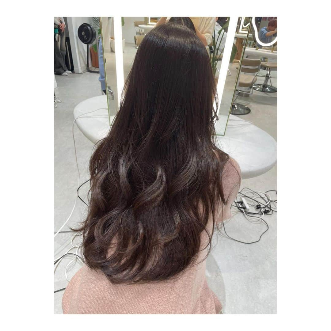 森田真以のインスタグラム：「💇🏻‍♀️ 久しぶりの美容室✂️ なんと6月振り。笑 カラーをしていないので行く頻度低くてとても楽ちん✌🏻  今年の夏は沢山海に行ったし、これから乾燥する季節なので しっかりトリートメントしていただきました🍁 さらさらで幸せ〜✨  @makotoishikawaxx 🫶🏻  #shimaaoyama #shimaaoyamapeak #hairstyle #haircut #treatment #hairsalon #blackhair #tokyo #ヘアアレンジ #美容室 #表参道#ヘアサロン  #トリートメント #黒髪 #黒髪ロング #東京美容室 #韓国ヘア #韓国メイク #オルチャン #オルチャンヘア #ワンホン」