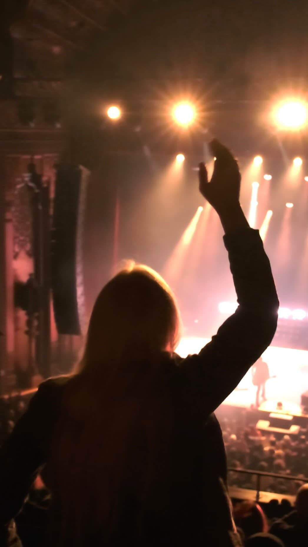 ロイヤル・ブラッドのインスタグラム：「One of the most beautiful venues in the world @thefoxtheatre. So good to be back. Thank you Oakland x  🎥 @directedbymad」