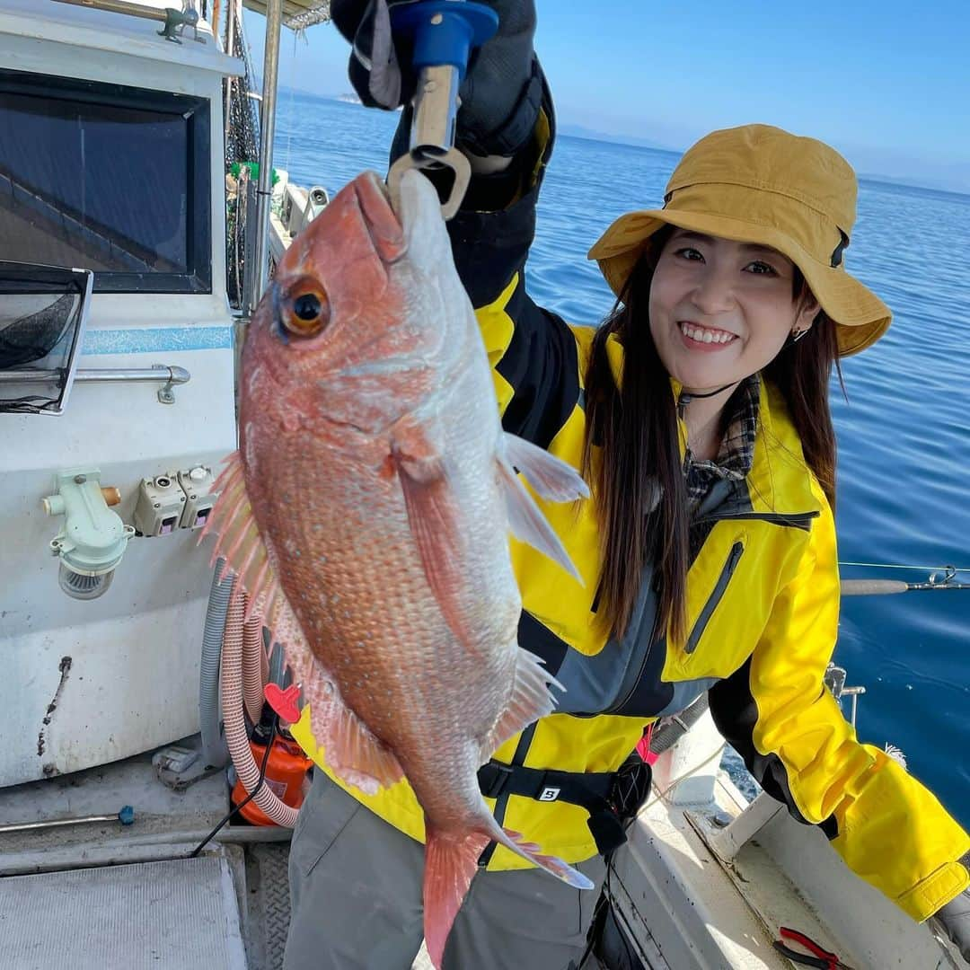 久米知里のインスタグラム：「. 落とし込みーーー🐟 ⁡ なんと餌はつくのに本命はなかなか掛からず、、笑 ⁡ 最後の最後で良型マダイが釣れました！ ⁡ でもなんで青物釣れないのー🤣🤣🤣🤣 ⁡ ヒラマサ釣りたかったぜ ⁡ ほなまた。 ⁡ #久米知里#くめちさと#城島健司のJ的な釣りテレビ#アシスタント#RKB毎日放送#釣りガール#釣り#福岡#タレント#元アイドル#長崎#早福港#おとし#青物#狙い#マダイ#talent#fishing#girl#idol#followｍe」