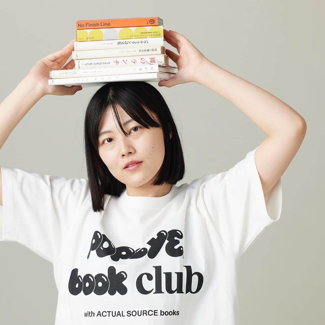 のインスタグラム：「POPEYE ONLINE STOREにて期間限定で販売している「POPEYE BOOK CLUB Club T-Shirt」。これも、架空の「POPEYE BOOK CLUB」のユニフォームの1つです。今回は久しぶりにPOPEYEのロゴそのものを使って、しかもACTUAL SOURCEがそのフォントを独自にアレンジしてくるという遊びも加わった、楽しいグラフィックが出来上がって嬉しい限りです。これを胸にドーンとプリントしています。ボディのカラーも実は普通なようで、普通じゃない。ほら、このホワイトはただの真っ白じゃなくて、実はクリームがかったニュアンスのある白なのです。いい生地で、襟のバインダーはダブルステッチでタフな仕様というのも嬉しいポイント。  #popeyemagazine #popeyeonlinestore」