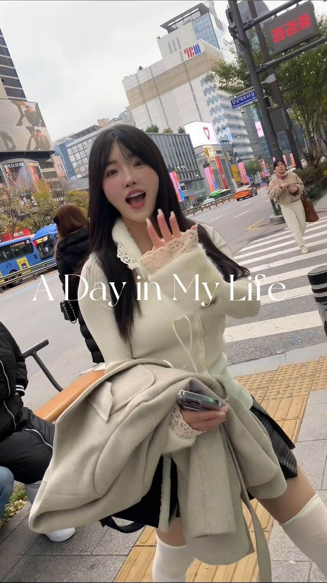 ゆかのインスタグラム：「A Day in My Life🤍  커리쉴이 올리브영 강남 타운점에 11월 한 달간 특별 부스로 입점된다고 합니다☁️💗 부스에서 다양한 제품들 테스트 할 수 있으니 나카마들도 한번 가보세요💕💖 그리고 이 매장 가까운 #포토이즘 에서 비르랑 사진 찍기 ㅋㅋㅋ  オリヤンのガンナムタウン店にて韓国で大人気のブランド @curlyshyll_official の特別ブースができたので行ってきました💕 ブース自体もめちゃくちゃかわいいし、色んなアイテム試せるから #韓国旅行 の際に是非行ってみてね🤍 . . . #reels #reelsviral #vlog #minivlog #korea #koreatravel #oliveyoung #kbeauty #curlyshyll #haircare #커리쉴 #올리브영 #헤어케어 #브이로그 #커리쉴올리브영팝업 #데이트 #デート #夫婦 #韓国 #ヘアケア #ヘアオイル #PR」