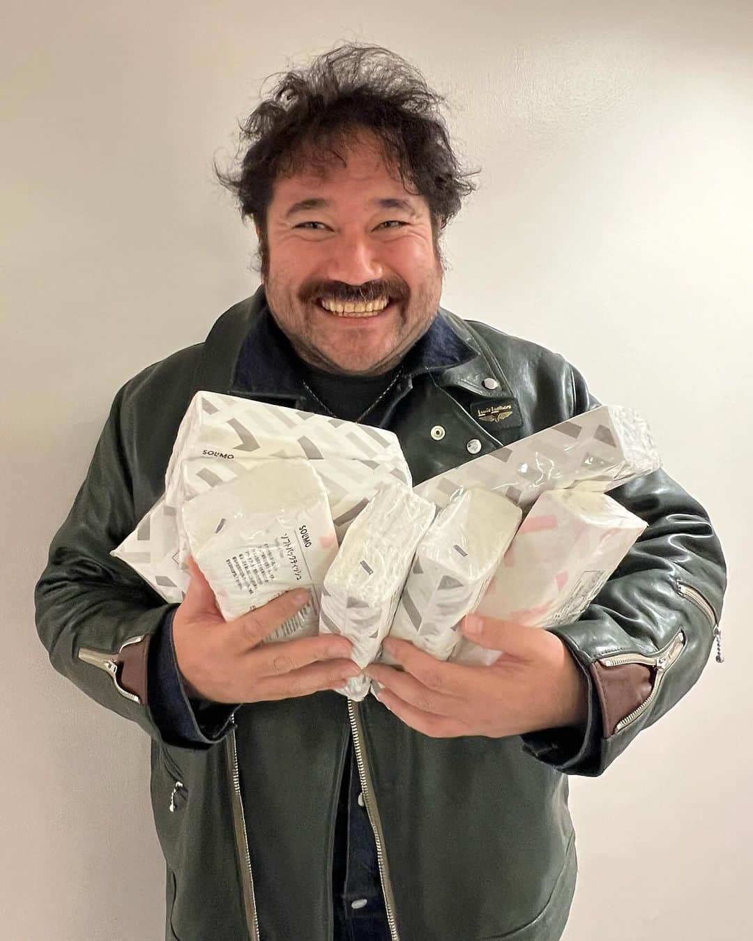 のインスタグラム：「連日の熱い舞台ルパン 観劇ありがとうございます😊 最高に盛り上がってきてます この熱い舞台 自分は汗っかきなんで袖で大量の汗を拭き取るティッシュを大量に購入したのでアンサンブルのみんなにもおすそ分けしたら喜んでもらえたwww 汗の量は努力の量ってわけじゃないですが 少し涼しくなって楽になってきた😊😊😊🫡 #帝国劇場 #ルパン」