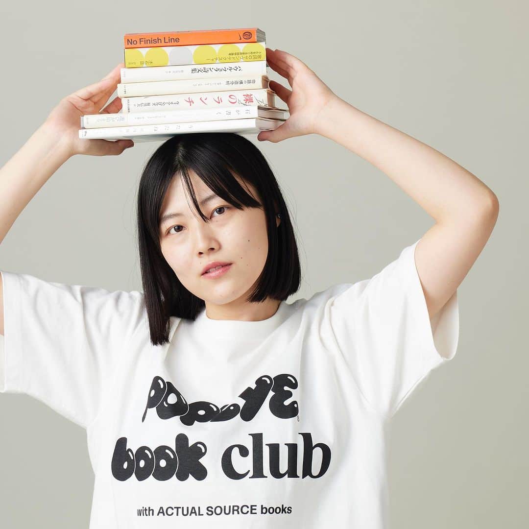 のインスタグラム：「The "POPEYE BOOK CLUB Club T-Shirt" is available for a limited time at the POPEYE ONLINE STORE. It's another one of the fictional uniforms for the "POPEYE BOOK CLUB." This time, we've used the classic POPEYE logo in the design, and ACTUAL SOURCE has added a playful touch by giving it their unique font arrangement, resulting in a fun and eye-catching graphic that we're really proud of. It's boldly printed on the front. The body color may seem ordinary, but it's not your typical white. This white has a subtle cream hue, adding a nuanced touch. The fabric is of excellent quality, and the double-stitched collar binder is a nice detail, ensuring durability.  #popeyemagazine  #popeyeonlinestore」