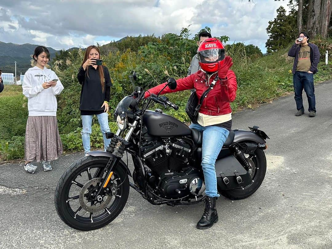 山本華世のインスタグラム：「昨日はゴールデンカムラックの設立BBQに行ってきました。バイクや車を綺麗にコーティングまでしてくれる会社なので私のもしてもらいました。綺麗にするって気持ち❤️イイ〜❤️出会いに感謝でーす。#harley #ハーレーダビットソン #バイク #糸島 #harleydavidson #enjoylife #simplelife #happy #出会いに感謝 #ありがとう#883」