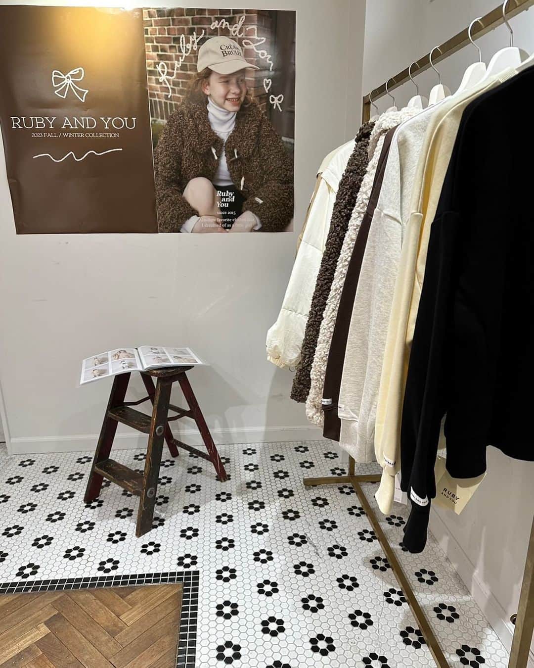 RUBY AND YOUのインスタグラム：「POP UP SHOP OSAKA  2023FW COLLECTIONを取り揃えて皆様のお越しをお待ちしております。  ━━━━━━━━━━━━━━━━ POP UP SHOP OSAKA ──────────────── ▪┈場所┈▪ 大阪府大阪市西区南堀江1-11-8 ルーブルコート南堀江#301  【心斎橋】駅より徒歩6分 【四ツ橋】駅より徒歩2分 【難波】駅より徒歩10分  ▪┈日程┈▪ 11/10(金)12:00-18:00 11/11(土)11:00-18:00 11/12(日)11:00-18:00 ※混雑時は店内の人数制限を設けさせていただきます。  ━━━━━━━━━━━━━━━━ ディレクターAMO来店イベント ──────────────── ▪┈日時┈▪ 11/12(日)13:00-17:00  ▪┈参加条件┈▪ 税込¥20,000以上お買い上げのお客様  ▪┈内容┈▪ ディレクターAMOと2ショット写真撮影をいたします。 お客様のスマートフォンまたはカメラにて2ショット記念撮影をさせていただきます。  ▪┈ご注意┈▪ ・お買い上げ後その場で写真撮影となります。 ・円滑なイベント進行のため、他のお客様のご迷惑となるような会話はお控えいただけますようお願い致します。 ・イベント開催時間外にご購入いただいたお客様は、開催時間内にレシートをご持参の上、再度ご来店頂けましたら撮影が可能です。 ・レシートを紛失した場合はイベントへご参加いただけません。予めご了承くださいませ。 ・イベント内容が変更となる場合がございます。予めご了承くださいませ。  ━━━━━━━━━━━━━━━━ POP UP SHOP限定ノベルティ ──────────────── ▪┈アイテム┈▪ オリジナルステッカー  ▪┈プレゼント条件┈▪ POP UP SHOPにて、RUBY AND YOUの商品をご購入のお客様  ▪┈定員┈▪ 先着100名様 ※先着のため、限定数に達し次第終了となります。  ━━━━━━━━━━━━━━━━ アーカイブイベント ──────────────── RUBY AND YOUのアーカイブ商品を集めたお買い得なスペシャルイベント開催  ・ ・ ・ 【お知らせ】 ・商品のご試着が可能ですが、1度に2点までとさせていただきます。ご試着の回数に制限はございませんが混雑時は制限させていただく場合がございます。 ・オンラインで完売している商品も入荷致します。 ・商品の数に限りがございます。売り切れの際はご了承くださいませ。 ・商品の完売情報はInstagramにてお知らせさせて頂きます。 ・入場の整理券配布はございません。混雑時は入場制限を行いますので、店外にてお並び頂く場合がございます。 ・各種クレジットカード、現金、電子マネー、Paypayでのお支払いが可能です。 ・ベビーカー、お子様連れのご来店も可能です。 ・通販およびお取り置きはお受けしておりません。 予めご了承いただけますようお願い致します。  #rubyandyou」