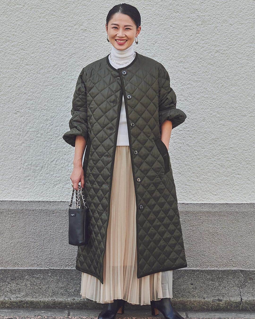 のインスタグラム：「UA SNAP 2023 WINTER WOMEN 001 米濱 UNITED ARROWS KUMAMOTO 身長157cm  着用アイテム①　 ＜MACKINTOSH for UNITED ARROWS＞ キルティングコート ¥86,900 / 着用サイズ_M 品番：15254994545 ややビッグシルエットで立体感が 素敵なコート。サイドがスナップボタンに なっているので、動きが出せるのも◎。   着用アイテム② ＜UNITED ARROWS＞ スカート¥25,300 / 着用サイズ38 品番：15241625216 裾の透け感が特徴的なプリーツ スカートは、ボリュームのある トップスと合わせるのがおすすめです。   #UASNAP #UnitedArrows #UnitedArrowsWomen #ユナイテッドアローズ」