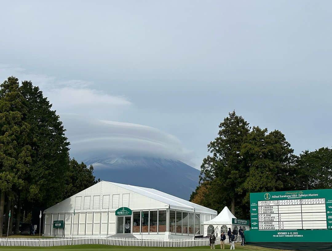  JGTO 男子プロゴルフツアーさんのインスタグラム写真 - ( JGTO 男子プロゴルフツアーInstagram)「『三井住友VISA太平洋マスターズ』⛳️ 最終日がスタートしました！🏌️   現在の気温は10℃、少し肌寒い朝ですが、 だいぶ雲が晴れてきました！🍂⛅️ 今日は開催コースの「太平洋クラブ御殿場コース」にちなんで、「富士山」で思いつくワードを選手たちに聞いてみました！🤔   本日の放送時間は下記となります！📺 ぜひ最終日の熱い戦いをご覧ください！😤💪   【テレビ中継】 ■TBS系列28局全国ネット 15:00~16:54 ■BS-TBS 10:30~12:24（LIVE） ■CS・BSチャンネル2 08:25~10:30（1H中継／LIVE）  @tbsgolf.official  #三井住友visa太平洋マスターズ  #太平洋クラブ御殿場コース  #jgto #golftournament #男子ゴルフ #伊藤有志 #河本力 #稲森佑貴 #大堀裕次郎 #岩﨑亜久竜 #shaunnorris #近藤智弘 #重永亜斗夢 #田村光正 #嘉数光倫 #勝俣陵 #植竹勇太」11月12日 10時37分 - japangolftour
