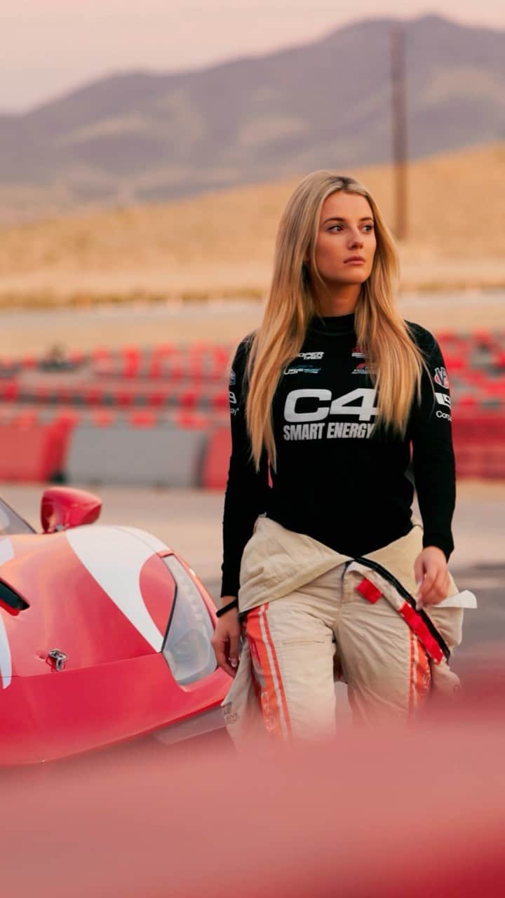 Lindsay Brewerのインスタグラム：「Had the best day with my @c4energy family driving this 488 Challenge around @speedvegas ❤️🏁」