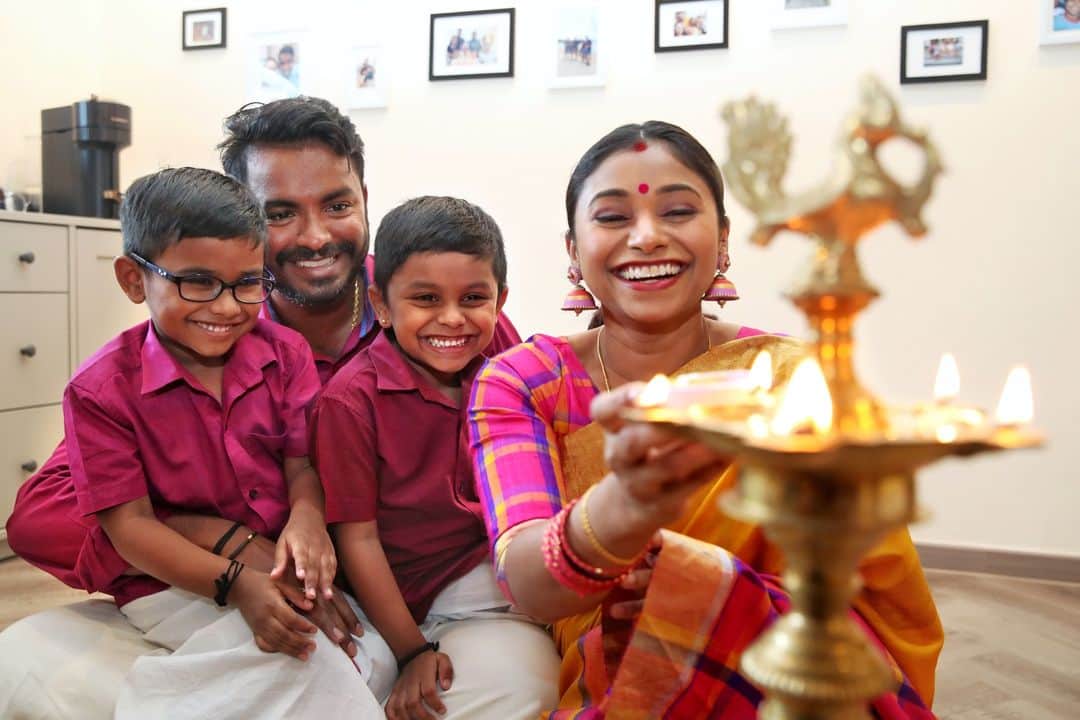 リー・シェンロンのインスタグラム：「இனிய தீபாவளி வாழ்த்துகள்!  Wishing everyone a very happy Deepavali!   #Deepavali falls on the 14th day in the Tamil month of Aipassi. It signifies the triumph of good over evil, light over darkness and knowledge over ignorance.  While the world today is filled with many uncertainties, I am glad to see all Singaporeans coming together to celebrate the festivals of friends and neighbours from other races and religious beliefs. May this always be the norm in Singapore.  For those celebrating today, may your homes and hearts be filled with the light and joy of Deepavali! – LHL  (MCI Photo by Timothy David)」