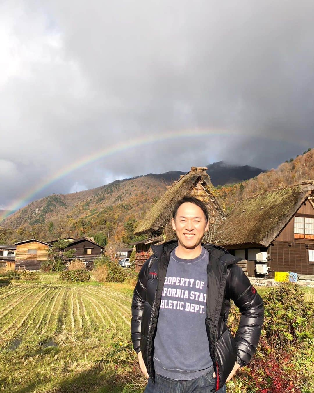 福井晶一のインスタグラム：「〜世界遺産〜  はじめての白川郷に…   ずっと雨だったのに到着すると晴れ間が見えてきてなんと綺麗な虹まで現れました🌈  こんな事ってある？ 虹を見たのも何十年ぶりなのに…  白川郷はとっても素敵な場所で本当に行けて良かった！ 空気も綺麗でよい気を沢山吸ってきました！ 素晴らしいパワーチャージになりました。  次はどこの世界遺産を巡ろうかな^_^  #世界遺産 #白川郷 #合掌村  #かやぶき屋根  #世界遺産巡り」