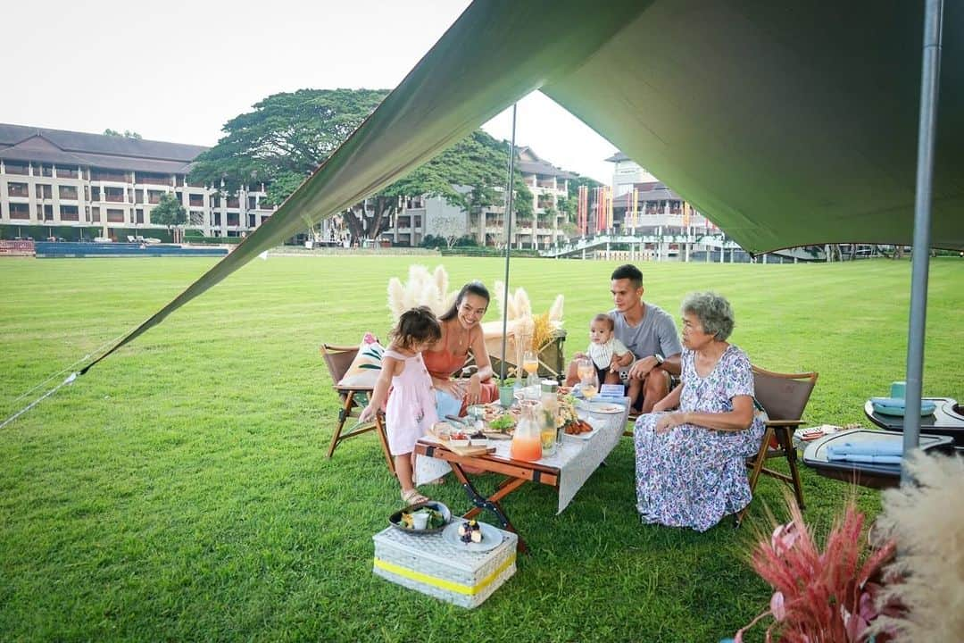 タヤ・ロジャースさんのインスタグラム写真 - (タヤ・ロジャースInstagram)「Such a wonderful day @lemeridienchiangrai 🥰 Mila loved our riverside picnic 🧺🌳 Can’t wait to explore Chiangrai 🏞️」11月12日 10時38分 - tayastarling