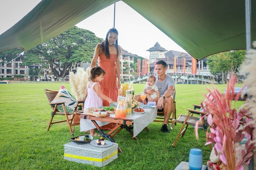 タヤ・ロジャースさんのインスタグラム写真 - (タヤ・ロジャースInstagram)「Such a wonderful day @lemeridienchiangrai 🥰 Mila loved our riverside picnic 🧺🌳 Can’t wait to explore Chiangrai 🏞️」11月12日 10時38分 - tayastarling