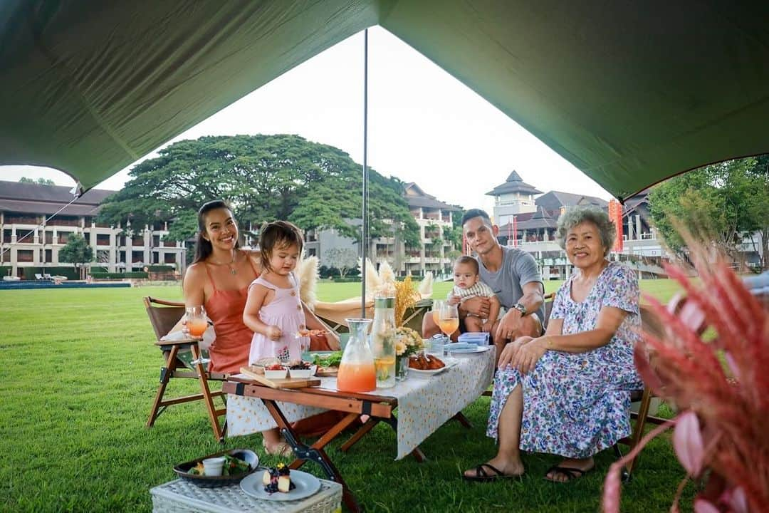 タヤ・ロジャースさんのインスタグラム写真 - (タヤ・ロジャースInstagram)「Such a wonderful day @lemeridienchiangrai 🥰 Mila loved our riverside picnic 🧺🌳 Can’t wait to explore Chiangrai 🏞️」11月12日 10時38分 - tayastarling