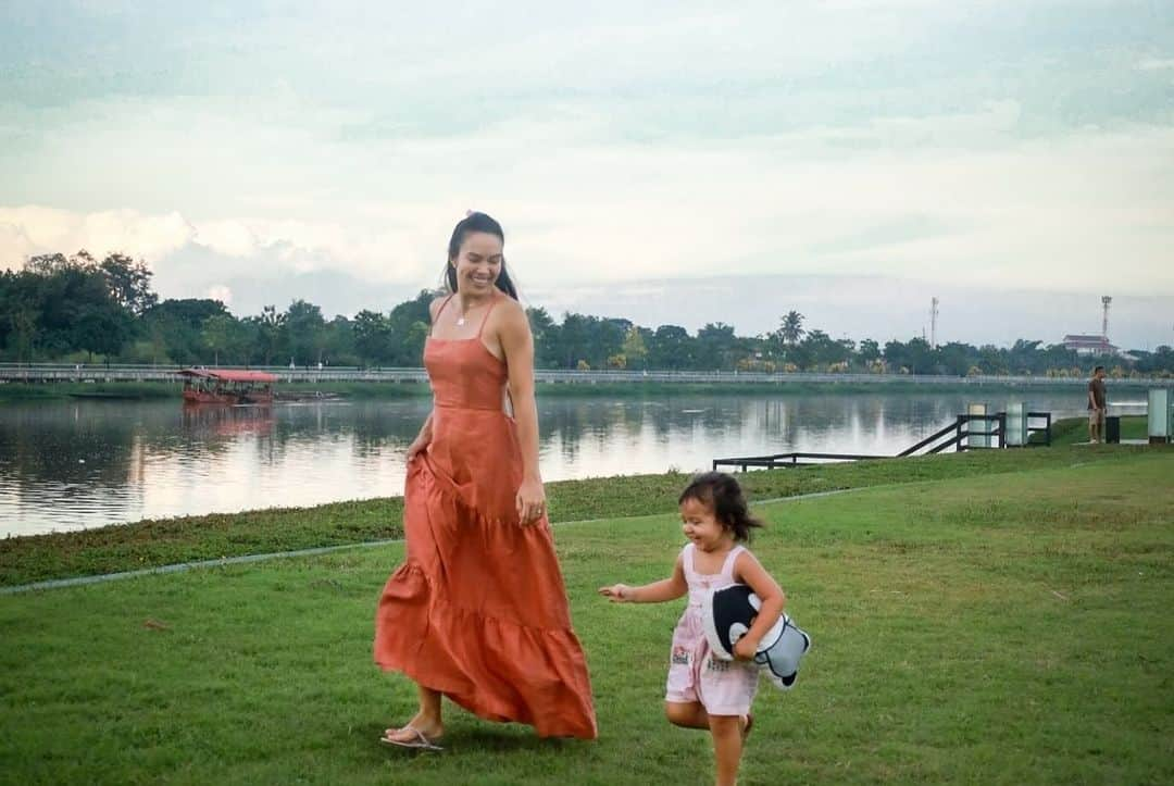 タヤ・ロジャースさんのインスタグラム写真 - (タヤ・ロジャースInstagram)「Such a wonderful day @lemeridienchiangrai 🥰 Mila loved our riverside picnic 🧺🌳 Can’t wait to explore Chiangrai 🏞️」11月12日 10時38分 - tayastarling