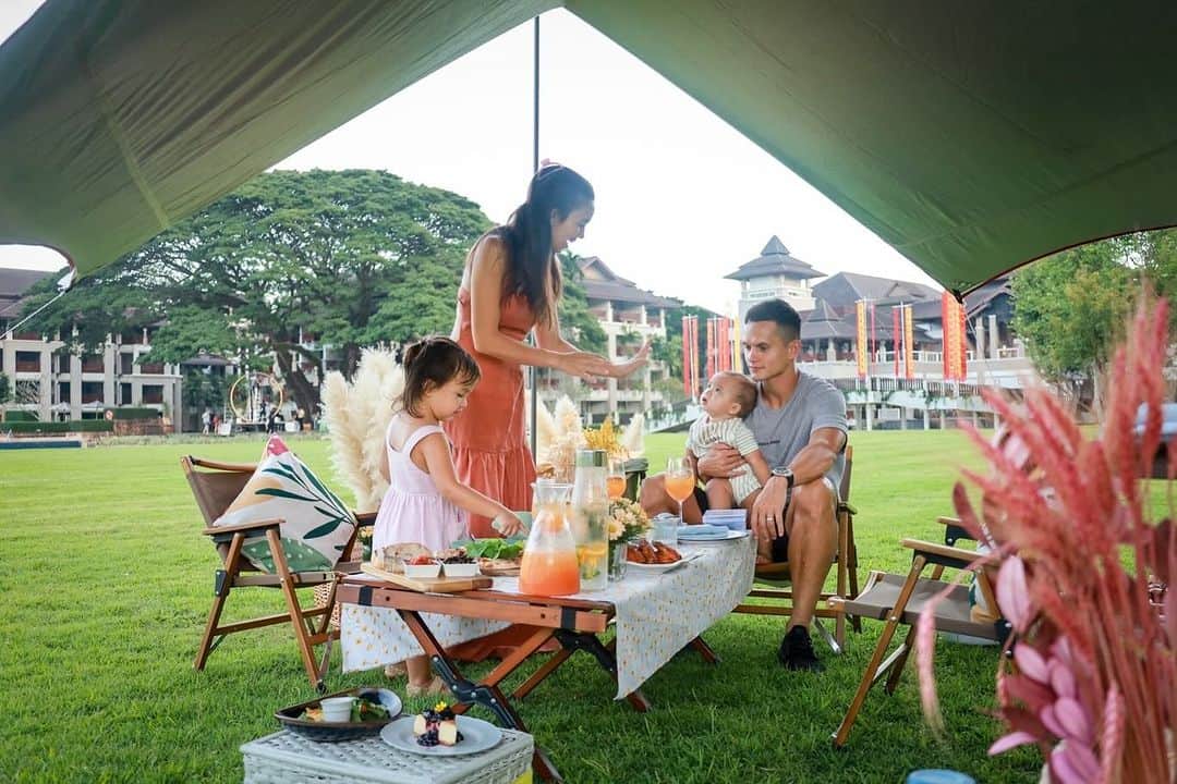 タヤ・ロジャースさんのインスタグラム写真 - (タヤ・ロジャースInstagram)「Such a wonderful day @lemeridienchiangrai 🥰 Mila loved our riverside picnic 🧺🌳 Can’t wait to explore Chiangrai 🏞️」11月12日 10時38分 - tayastarling