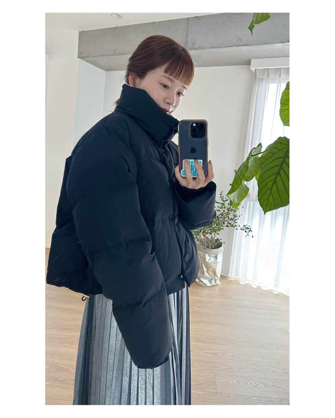 高山直子のインスタグラム：「お、寒いぞ⛄️🤍 というわけでお気に入りダウンおろしました🤩 首元部分は取り外し可能で外すとノーカラーになり雰囲気も変わって良き◎ 袖部分はインナーにリブアームウォーマーがついててぬくぬくです✨ ショート丈なのもAラインなのも全部好み！裾は絞れます😎 いろんな着方で楽しんでください🫶 アイテムはタグ付け🏷️」
