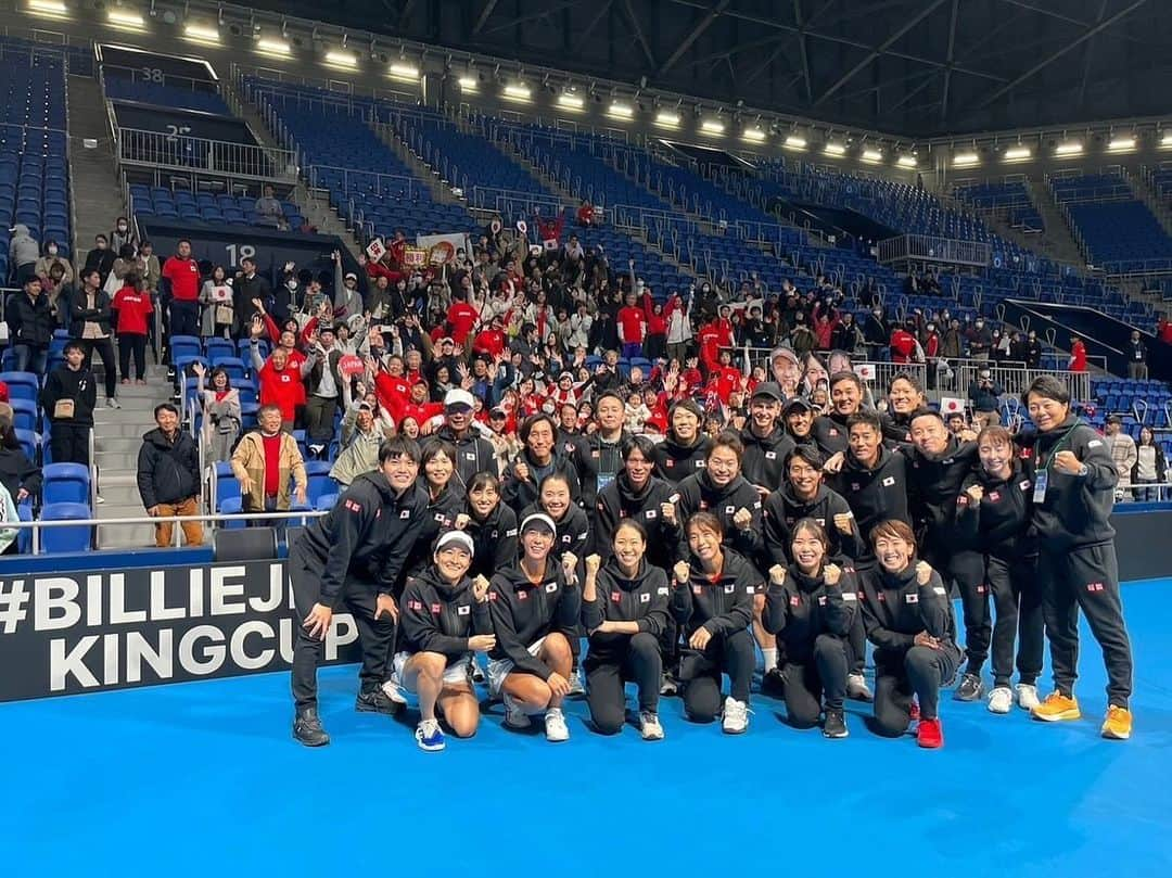 日比野菜緒のインスタグラム：「BJK CUP コロンビア🇨🇴に3-2で勝利し、ワールドグループに復帰することが出来ました！  4年ぶりの代表戦はものすごく緊張しました🫨試合前ネット際で、杉山監督に「もうこんなに緊張することも数えるくらいしかないよ！この緊張も楽しもう！」と声をかけてもらって、この緊張感を理解してくれる人が側にいてくれることが何より心強かったです。  そして、二日間たくさんのお客さんに会場に来ていただき、応援してもらえて、皆さんの声援がチカラになりました📣✨  選手、日本チームのスタッフ、お客さん… 杉山監督が作ったチームは最高でした！！ ありがとうございました❤️  また強くなってここに戻って来たいです。」