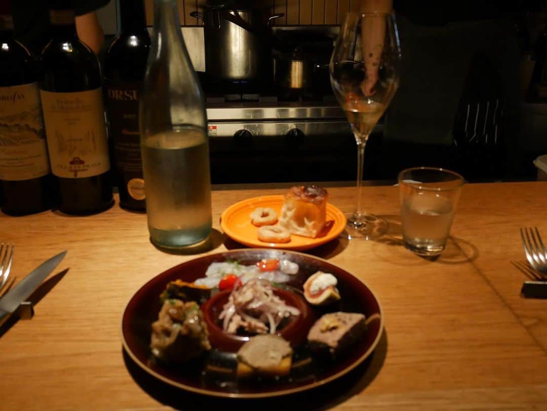 宮本沙恵さんのインスタグラム写真 - (宮本沙恵Instagram)「りのちゃんとドレスアップして広尾デート🤍 @sancirojp  ワインが豊富で料理も美味しかった✨また行く💡 . バーで飲んでいるのは嗜む系テキーラです🍸」11月12日 10時42分 - saebi
