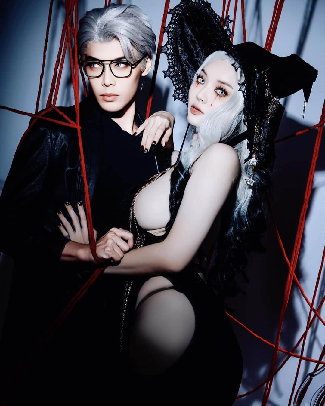 YingTzeのインスタグラム：「The Witch and Her _______ ? 🤫  It’s a concept inspired by Let’s Meet at The Witches’ Gathering . 💖 Wanted to do this shoot for this year’s Halloween with @prestonles.ig but I was sick for 2 weeks 😮‍💨  Better late then never 👐🏻💖」