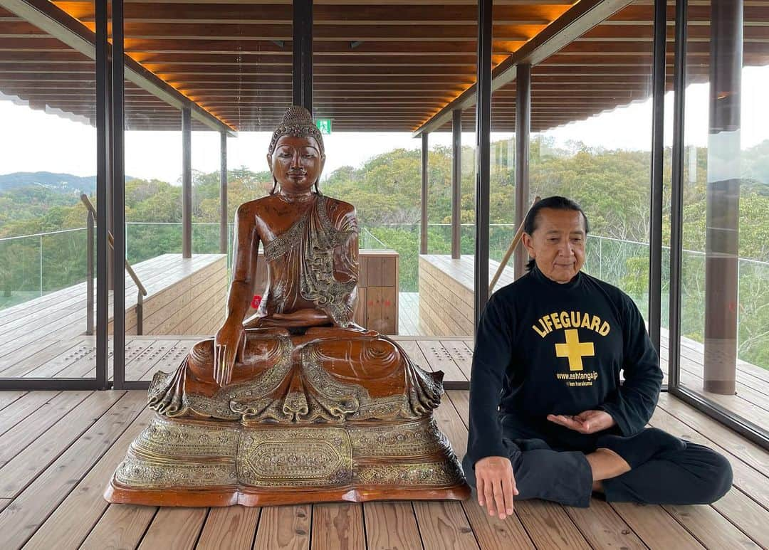 Ken Harakumaさんのインスタグラム写真 - (Ken HarakumaInstagram)「WORLD YOGA x KEN HARAKUMA 『Awaji Well-being week』特別イベント 淡路島の各所よりWell-beingに繋がる取り組みを発信。 @zenbo_seinei   【ワールドヨガ】 アシュタンガヨガの日本第一人者である”ケン・ハラクマ氏”をお迎えし、禅坊 靖寧より世界にヨガを配信、淡路島の大自然に包まれながら あなたの内側から溢れる優しさや力強さ を世界へWell-beingの輪を広げ、繋がりました❣️  最高なロケーション、ヘルシーでおしゃれなお食事、自分を見つめる静かなお部屋。 淡路島が、パワー&スピリチュアルスポットとして来る度に進化しています❣️ 参加者の皆さん、 @zenbo_seinei @ichigoichie_wellness @awajishima_trip @pasonagroup_official 関係者のみなさん、楽しい時間を、ありがとうございました 🙏🙏🙏❤️❤️❤️ @international_yoga_center  @iyc_jinbocho  @iyc_online_yoga_studio  #禅坊靖寧  #wellness  #wellbeing  #ヨガ  #禅  #瞑想  #meditation  #アシュタンガヨガ  #ケンハラクマ先生  #ケンハラクマ」11月12日 10時54分 - kenharakuma