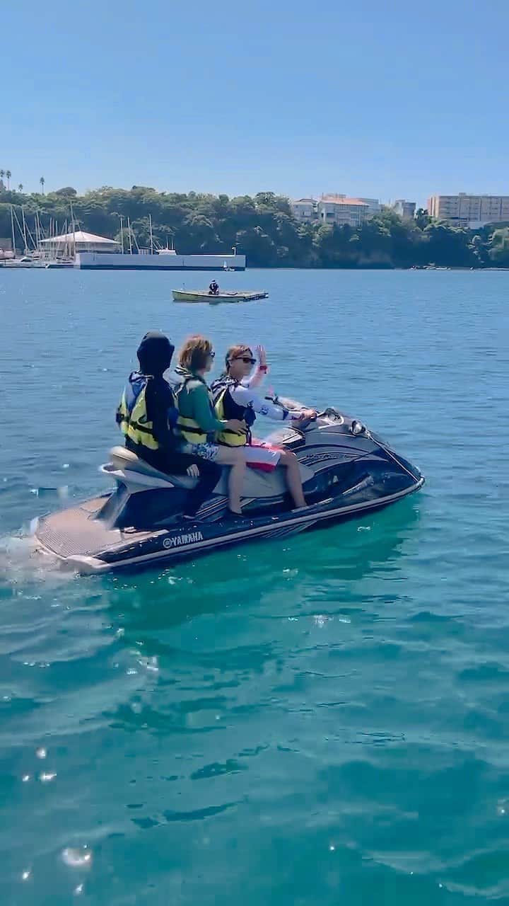 のインスタグラム：「🚢🌞🍉 Did you know that it can seat 3 people?☺️🤫  3人乗りできるって知ってました？😉 お恥ずかしながら、、、 私は免許取得してから知りました。笑 マリーナから出発で、初めて母、妹を乗せてみました😂 2人ともジェットコースターみたいーって 叫んでました🩵😆 父は船上待機🏄もう何度か後ろに乗せていたので😂  1人で乗る時とは、全然違う感覚です笑　カーブは後ろの人を飛ばしてしまわないか、ちょっと気にします笑  海上気持ち良い〜〜 風が強い日や荒波の日はちょっとドッキドキでした🫶🏼💜🫣 これでファミリー全員乗せれました！笑　わーい🥰🥰🥰」