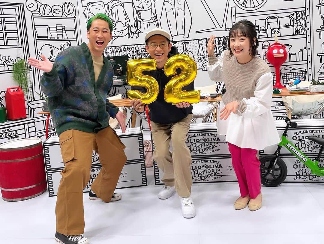 川島恵のインスタグラム：「11月9日は、つづくさんの52歳のお誕生日でした💐 おめでとうございます〜㊗️ 放送後にスタッフと🎂 ますます素敵な歳になりますように…♪ ・ #お誕生日 #お誕生日おめでとう #ハッピーバースデー」