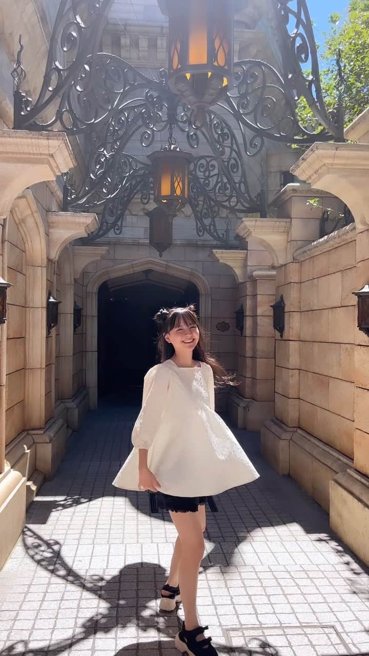 河村ここあのインスタグラム：「🏰☀️🤍  天気が気持ちよかった日。 太陽は元気を貰えるので大好きです！ (日焼けは困るけど...😂)  #disney  #disneyland  #美女と野獣  #美女と野獣魔法のものがたり  #大好きな場所  #河村ここあ」