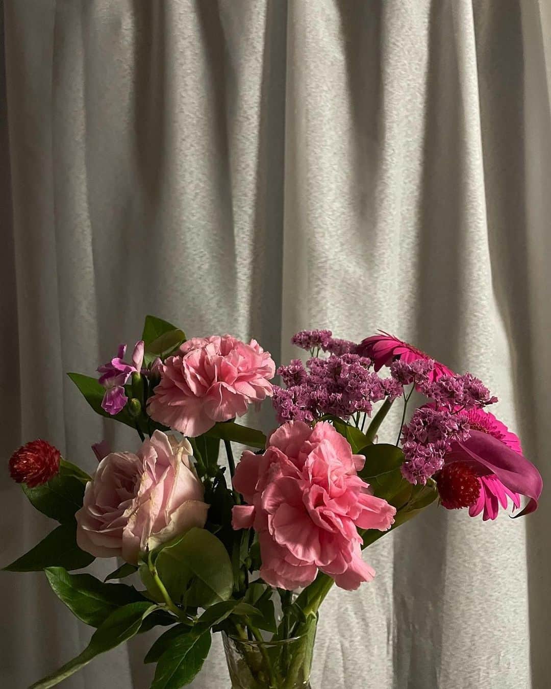 のインスタグラム：「お家にお花ないと悲しいからお迎えしたよ🪷🌺🌷🍃」