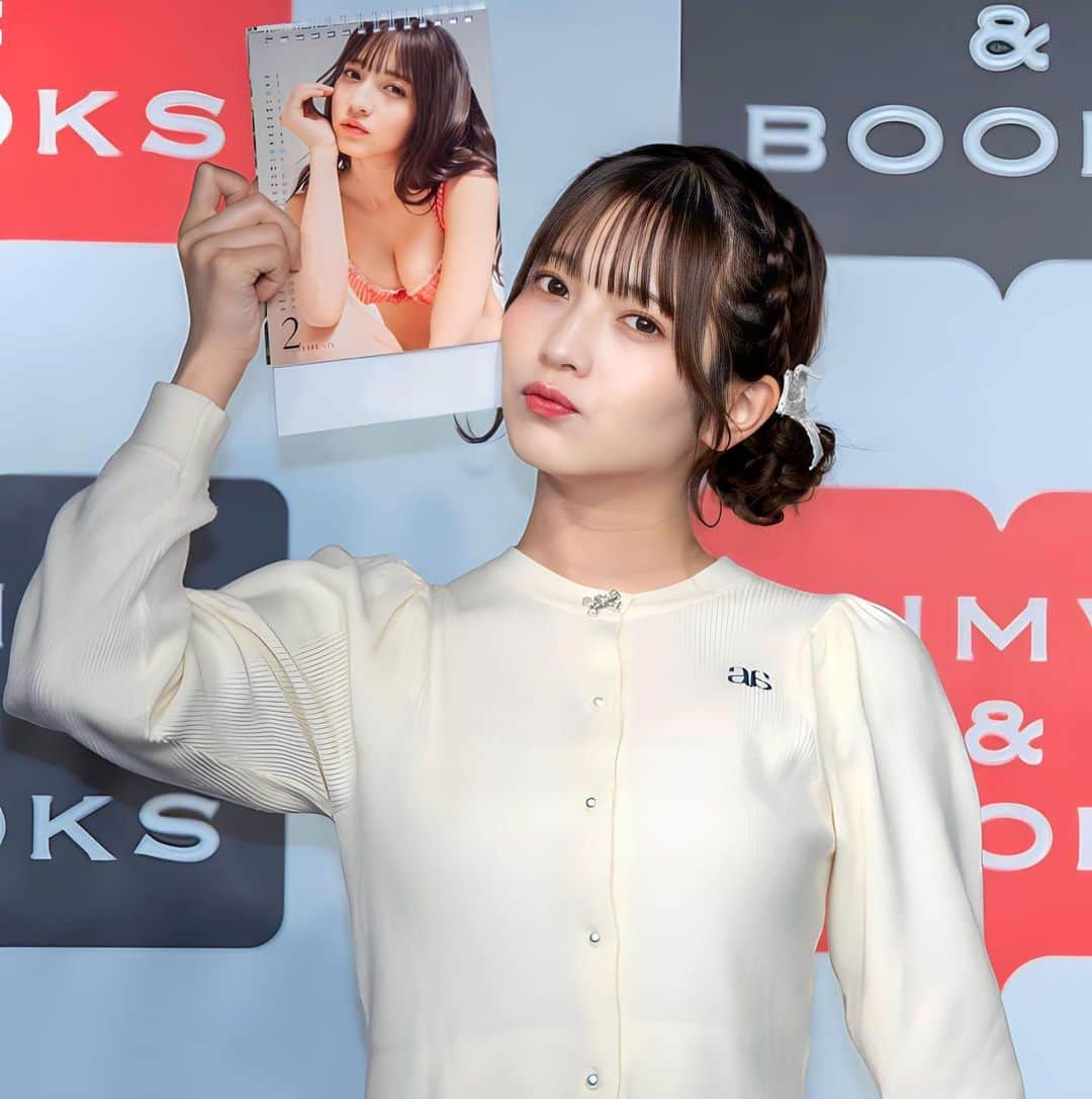 黒嵜菜々子のインスタグラム：「カレンダー📅ゲットしてくれる？」