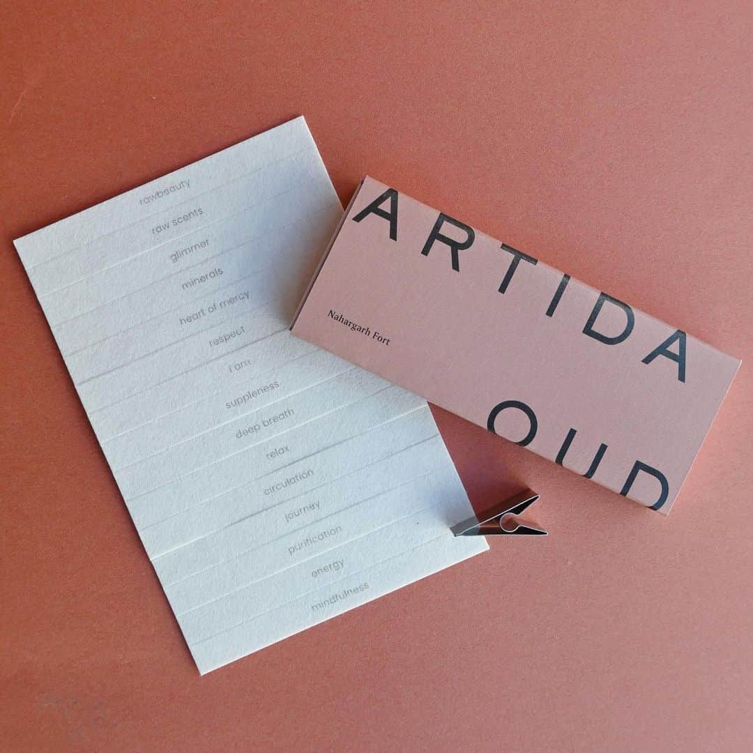 のインスタグラム：「Christmas Limited Novelty ⁡ ARTIDA OUDから贈る、クリスマスプレゼント。 日頃の感謝の気持ちを込めて、11月7日（火）より、先着で税込33,000円以上お買いあげの方に、和紙のお香をプレゼントいたします。 ⁡ 日本のお香産業がもつ高い技術により、特別に製造した和紙で作られたお香。火がついていなくても、ふんわり優しい香りを放ちます。 お香として焚くだけでなく、小物入れや名刺入れに忍ばせて、日々の生活に香りを纏っていただけますように。 まろやかな白檀をウッディーで仕上げた香りをお楽しみください。 ⁡ 配布場所： - オンラインストア - THE ANOTHER MUSEUM @artidaoud」