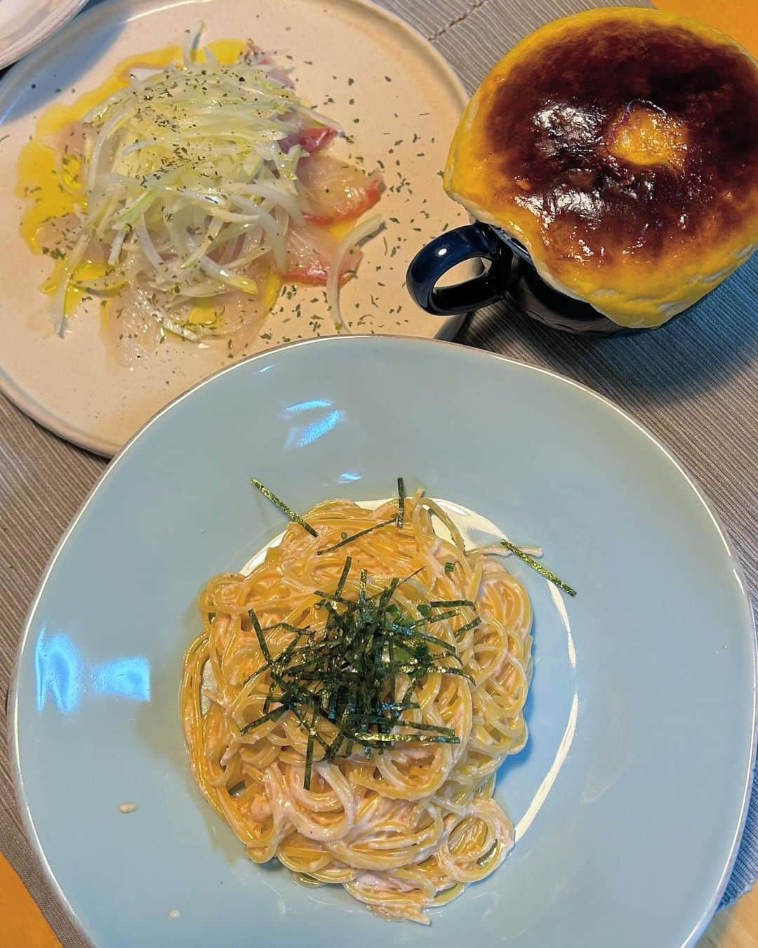 門脇佳奈子さんのインスタグラム写真 - (門脇佳奈子Instagram)「久しぶりの#旦那飯 👨‍🍳 パイシチュー🥧 明太クリームパスタ🍝 ヒラメのカルパッチョ🐟」11月12日 21時47分 - kanakoofficial