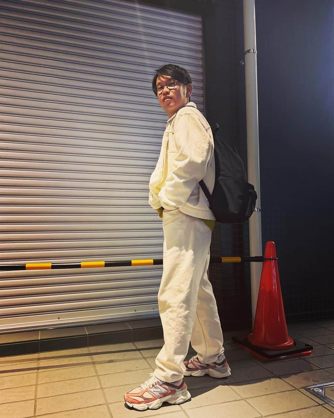 市川刺身さんのインスタグラム写真 - (市川刺身Instagram)「今日の服装。 幕張でライブの日。  朝起きたら劇的な寒さでヒートテックにFICCEのスウェットに1番手前にあった1番あったかそうなMITSUBISHI OILのジャケット。 SSKのシャカシャカ。 ALDIESの黒帽子にDUNLOPの黒靴に金のがま口にmont-bellのメッシュリュック。  幕張でのライブ終わりにみんなで楽しくバス乗って帰ってきてネルソンズの和田さん岸さんインディアンスのきむさんにベジ郎に連れて行ってもらいました。 めちゃくちゃ美味かったです。 食べ終えて渋谷の路地で撮ってもらいました。 今日はスペシャルでお三方の個人写真も撮らせて頂きました。 明日も気合い入れて振り絞って頑張ろう。 和田さん岸さんきむさんありがとうございます。  #今日着た服 #ファッション #古着 #ネルソンズ #インディアンス #おもんないノリ面白すぎた #太鼓の達人 #涙出るほど笑った」11月12日 21時48分 - soitsudoitsu